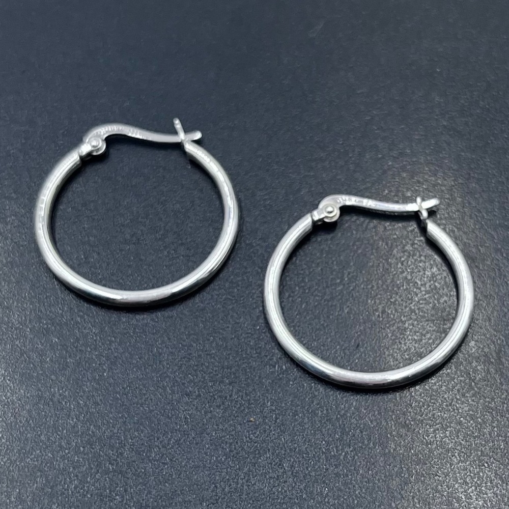 Chamilia "Cham" 925 Sterling Silver Classic 1" Hoop Earrings
3mm Thick 2.5g